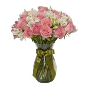 Rosas y astromelias en florero
