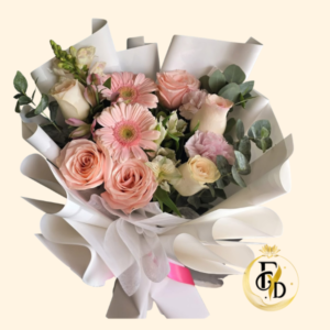 Delicado Ramo con Rosas Rosadas y Blancas